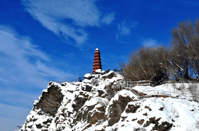 点击大图看下一张：新疆红山雪景图片