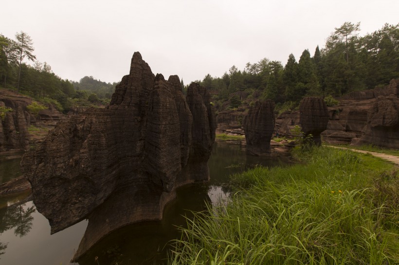 点击大图看下一张：湖南古丈红石林风景图片