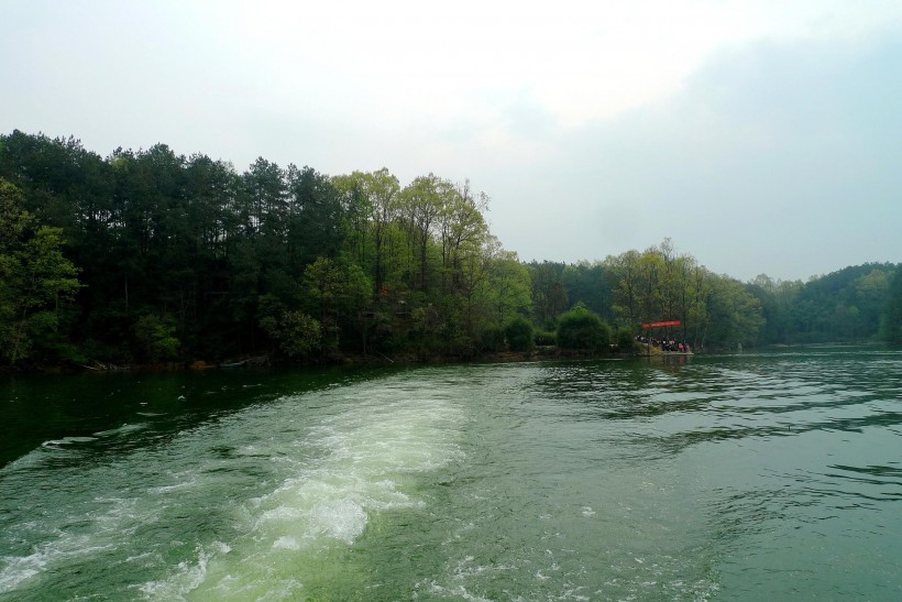 点击大图看下一张：陕西汉中红寺湖风景图片