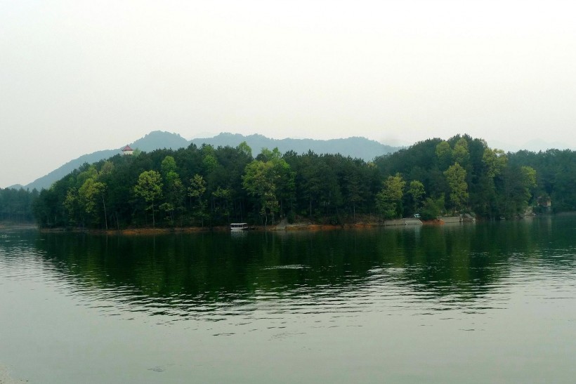 点击大图看下一张：陕西汉中红寺湖风景图片