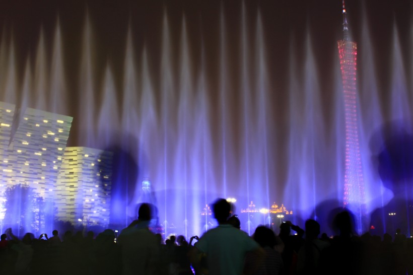 点击大图看下一张：广东广州花城广场夜景图片