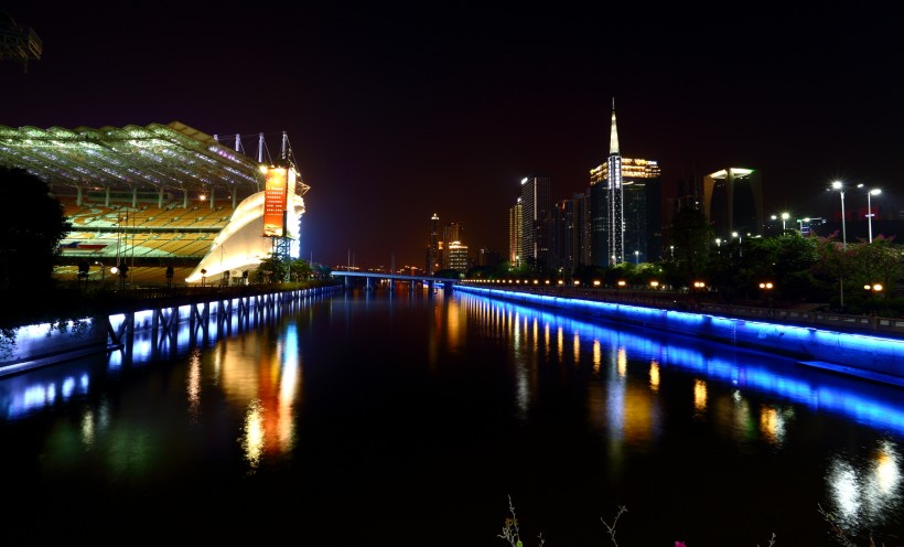 点击大图看下一张：广州花城广场夜景图片