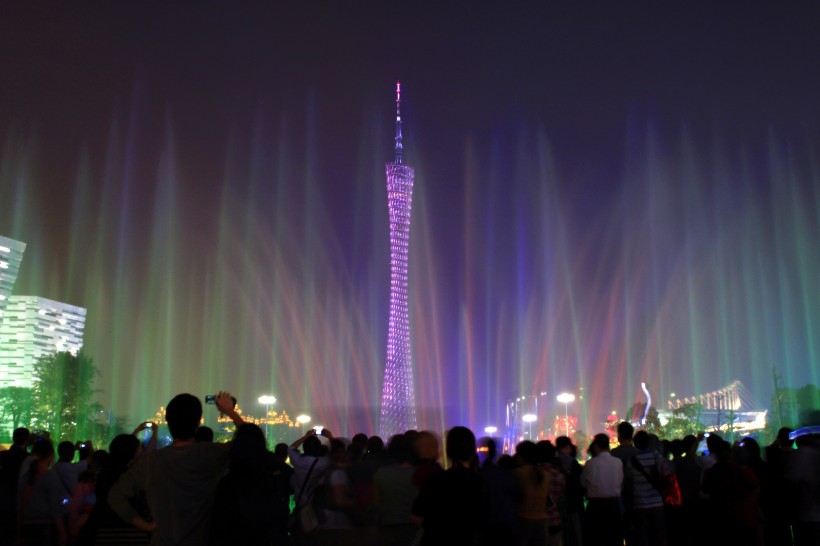点击大图看下一张：广东广州花城广场夜景图片