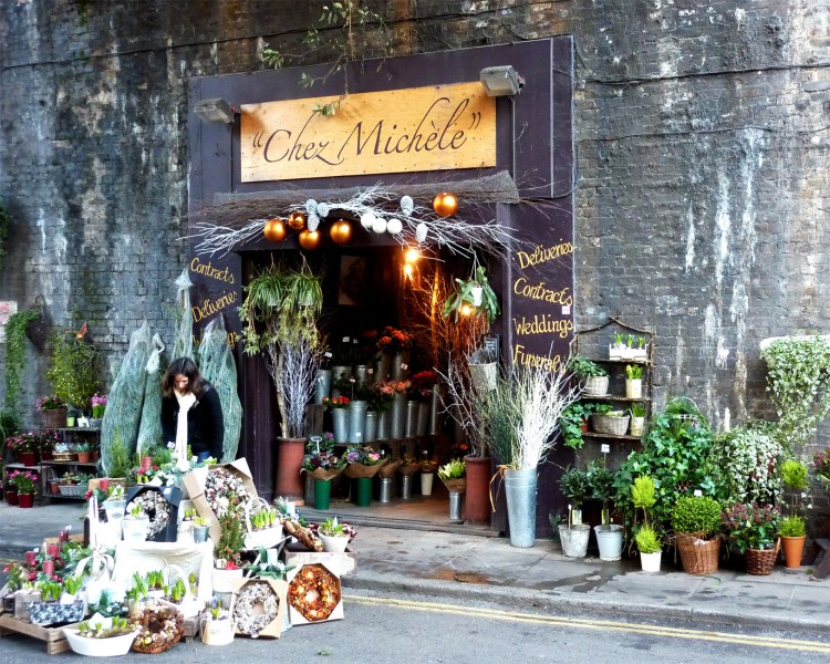 点击大图看下一张：温馨的街角花店图片