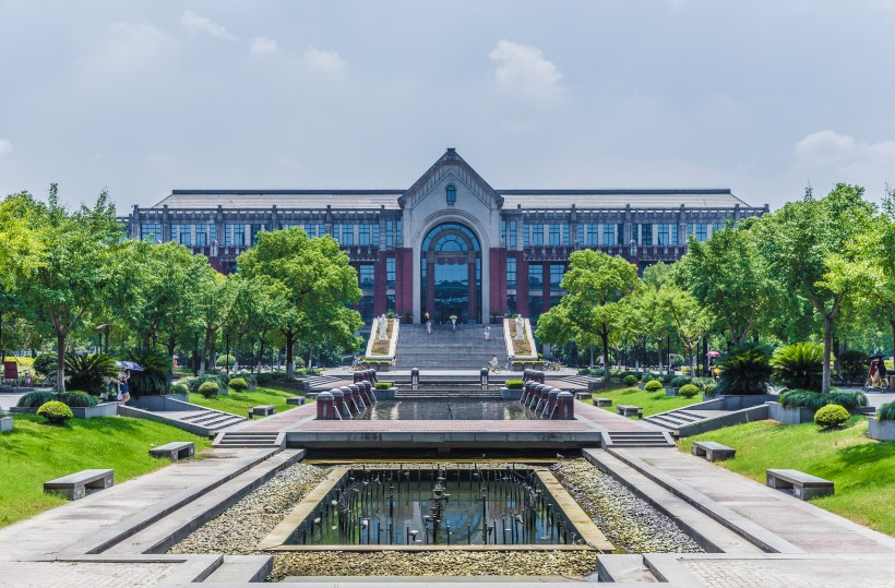 点击大图看下一张：上海华东政法大学校园风景图片