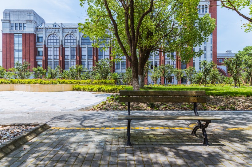 点击大图看下一张：上海华东政法大学校园风景图片