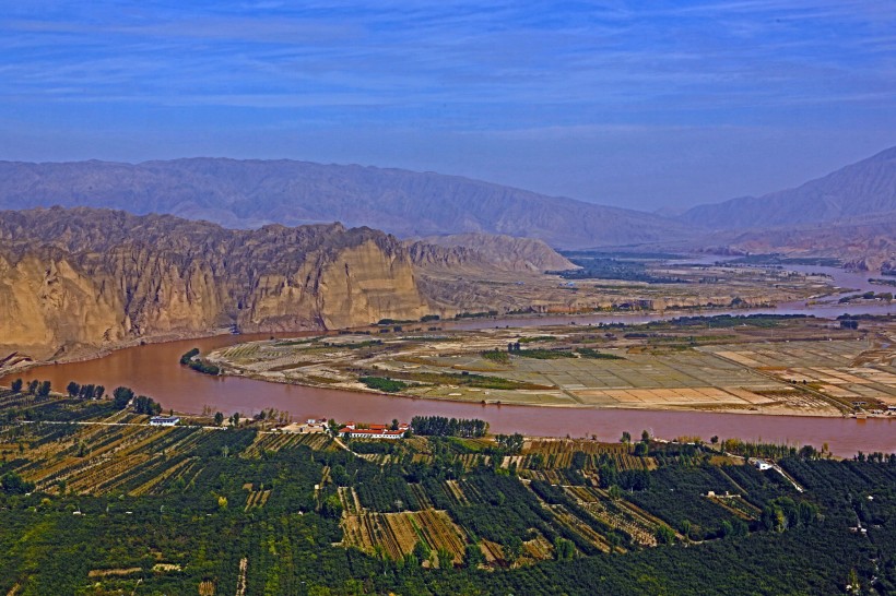点击大图看下一张：甘肃黄河石林风景图片