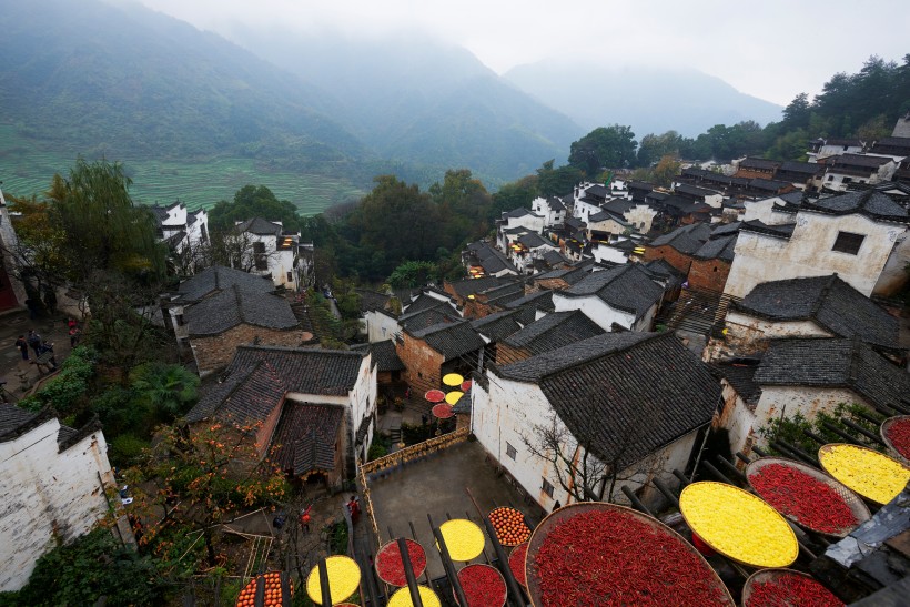 点击大图看下一张:江西婺源篁岭晒秋风景图片