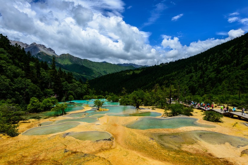 点击大图看下一张：四川黄龙风景图片