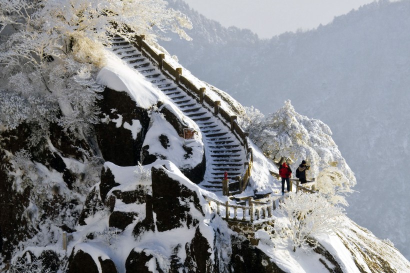 点击大图看下一张：安徽雪后黄山风景图片