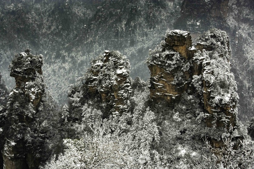 点击大图看下一张：湖南张家界黄狮寨雪景图片