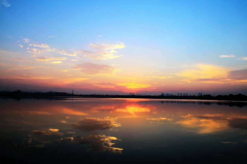 点击大图看下一张：湖北汤逊湖日出风景图片