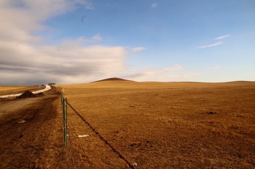 点击大图看下一张：内蒙古呼伦贝尔大草原秋色风景图片
