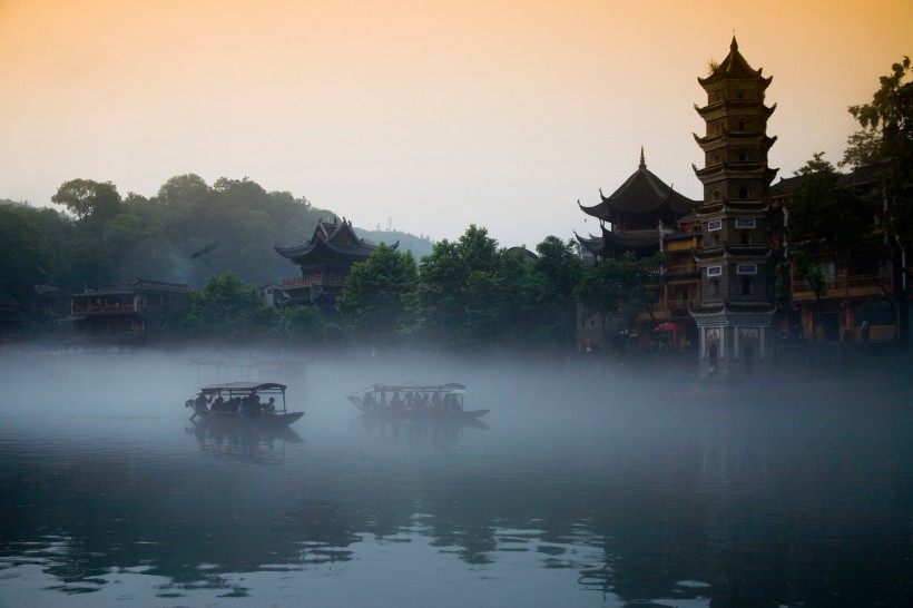 点击大图看下一张：湖南省凤凰古城图片