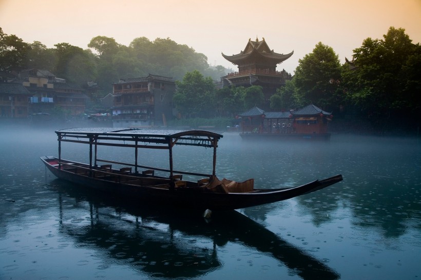 点击大图看下一张：湖南省凤凰古城图片