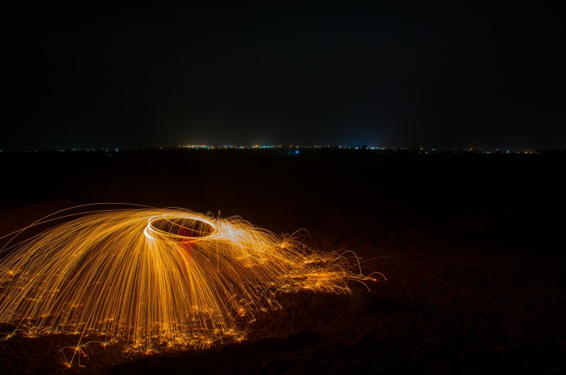 点击大图看下一张：火树银花的光圈夜景图片