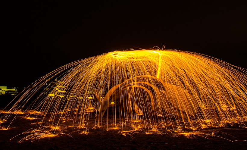点击大图看下一张：火树银花的光圈夜景图片