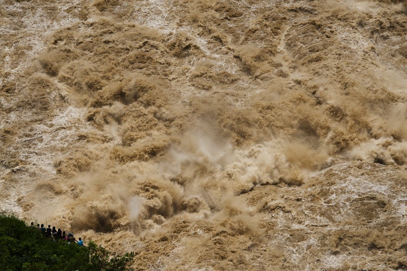 点击大图看下一张：奔腾咆哮的云南虎跳峡风景图片