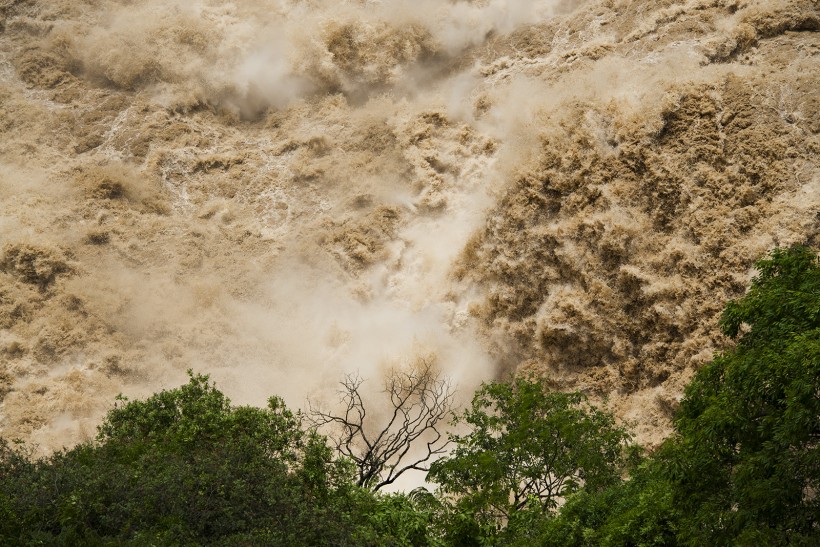 点击大图看下一张：奔腾咆哮的云南虎跳峡风景图片