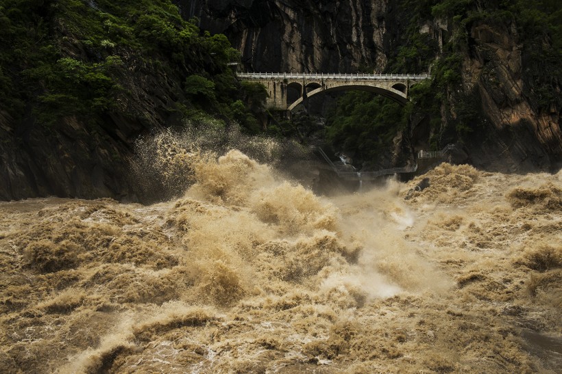 点击大图看下一张：奔腾咆哮的云南虎跳峡风景图片