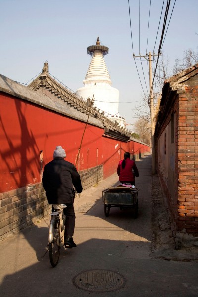 点击大图看下一张：北京胡同白塔寺图片