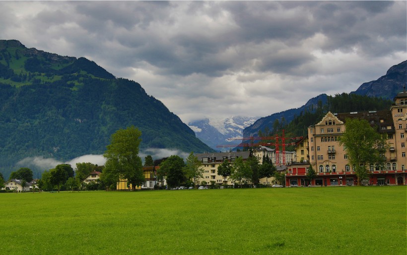 点击大图看下一张：瑞士因特拉肯小镇风景图片