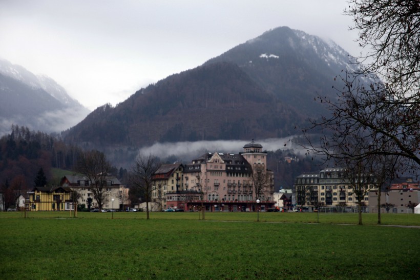 点击大图看下一张：瑞士小镇因特拉肯风景图片