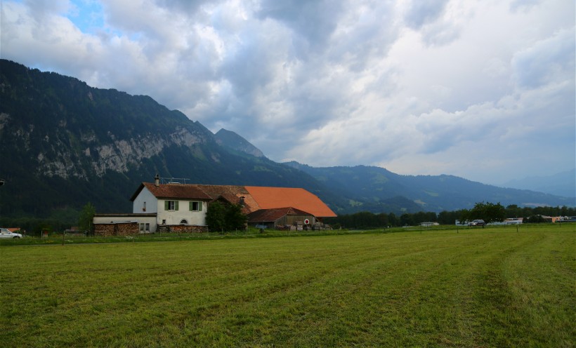 点击大图看下一张：瑞士因特拉肯小镇风景图片
