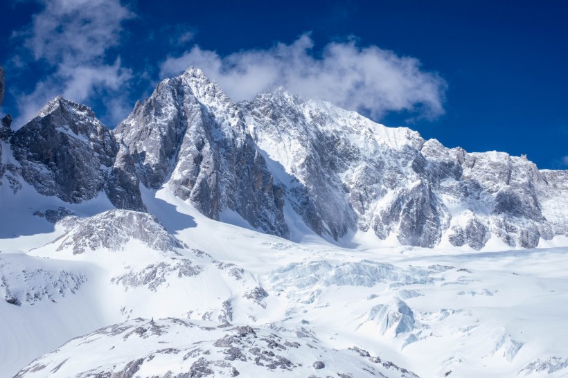 点击大图看下一张：云南玉龙雪山风景图片