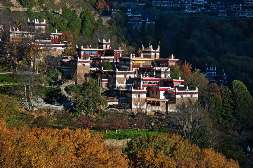 点击大图看下一张：四川甲居藏寨风景图片