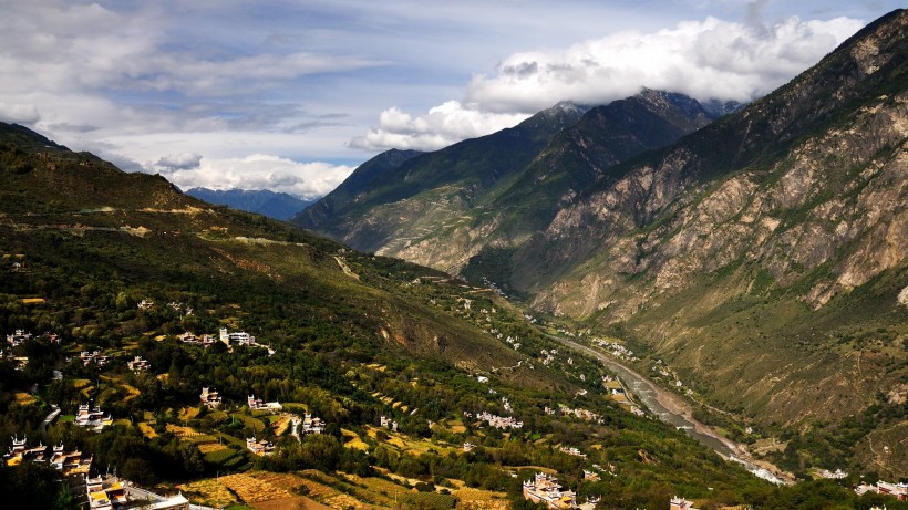 点击大图看下一张：四川丹巴甲居藏寨风景图片