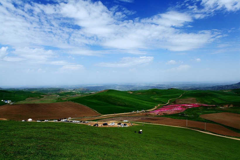 点击大图看下一张:新疆江布拉克草原风景图片