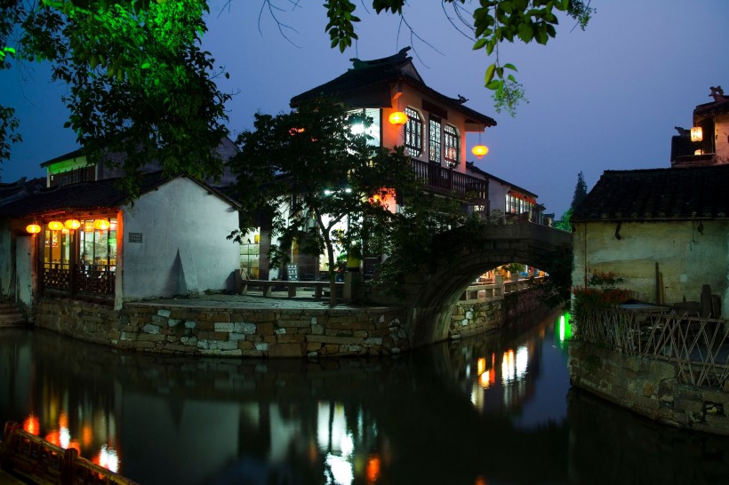 点击大图看下一张：江苏昆山周庄夜景图片