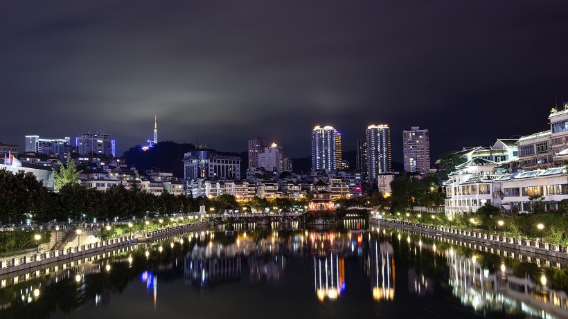 点击大图看下一张：贵州贵阳甲秀楼夜景图片