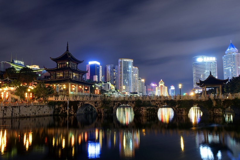点击大图看下一张：贵州贵阳甲秀楼夜景图片