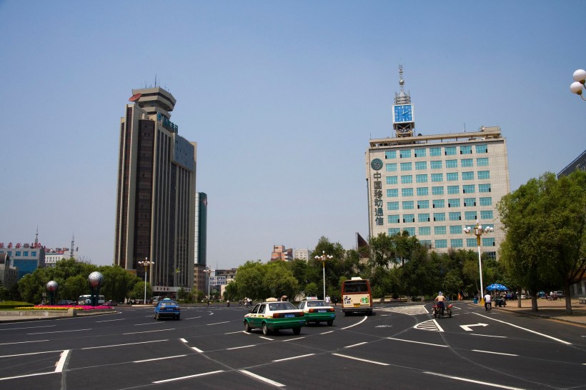点击大图看下一张：吉林市江城广场图片
