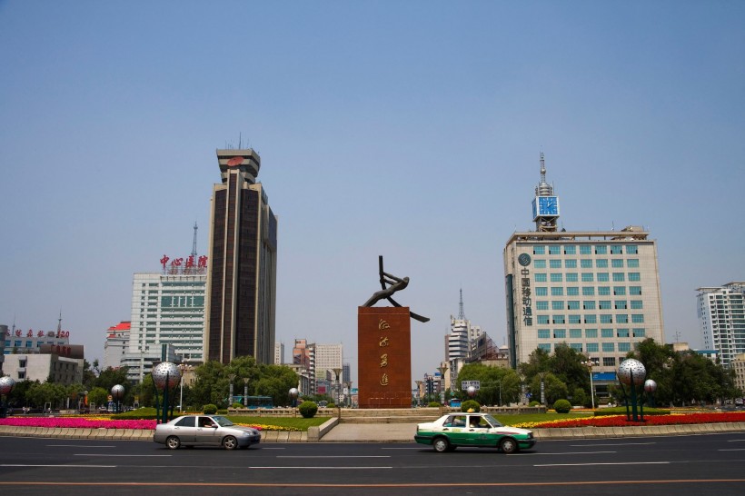点击大图看下一张：吉林市江城广场图片
