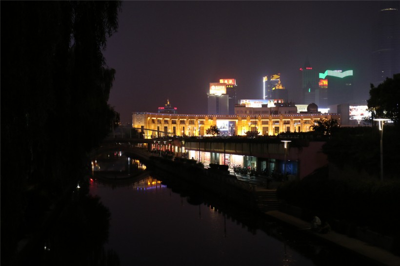 点击大图看下一张：山东济南夜景图片