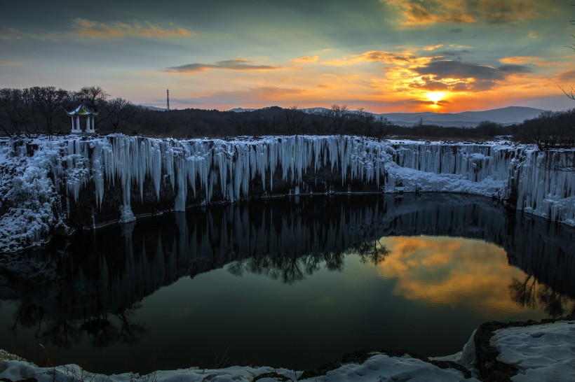 点击大图看下一张:黑龙江镜泊湖冬季风景图片