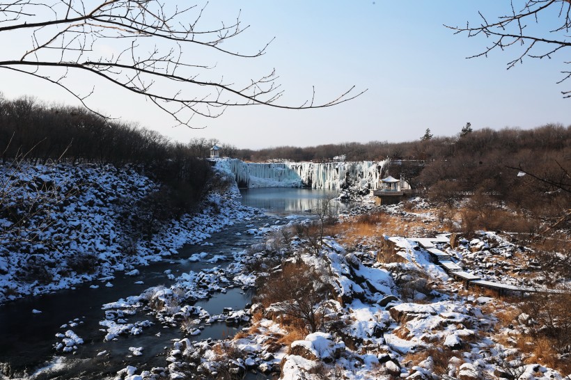 点击大图看下一张：黑龙江镜泊湖冬季风景图片