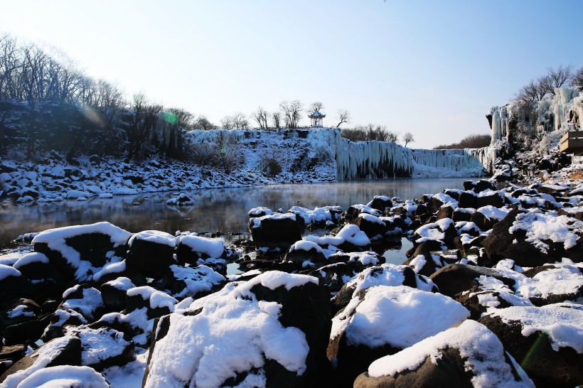 点击大图看下一张：黑龙江镜泊湖冬季风景图片
