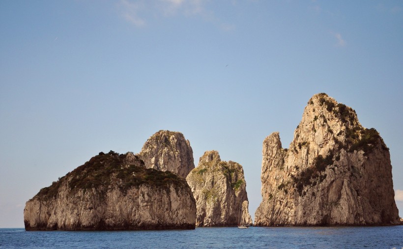 点击大图看下一张：意大利卡布里岛风景图片