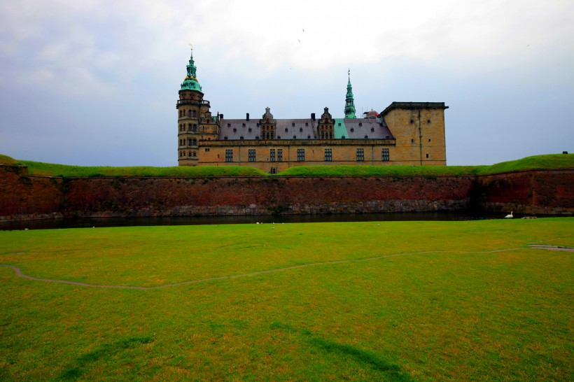 点击大图看下一张：丹麦卡隆堡宫图片
