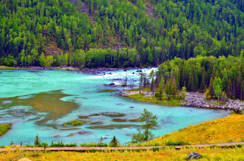 点击大图看下一张：新疆喀纳斯湖风景图片