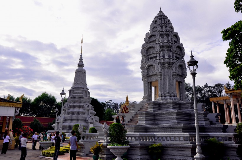 点击大图看下一张：柬埔寨皇宫风景图片