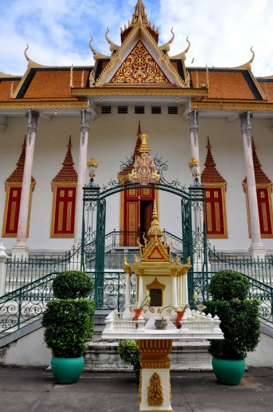 点击大图看下一张：柬埔寨皇宫风景图片