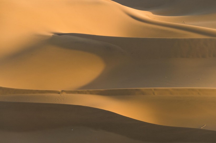 点击大图看下一张：新疆库木塔格沙漠风景图片