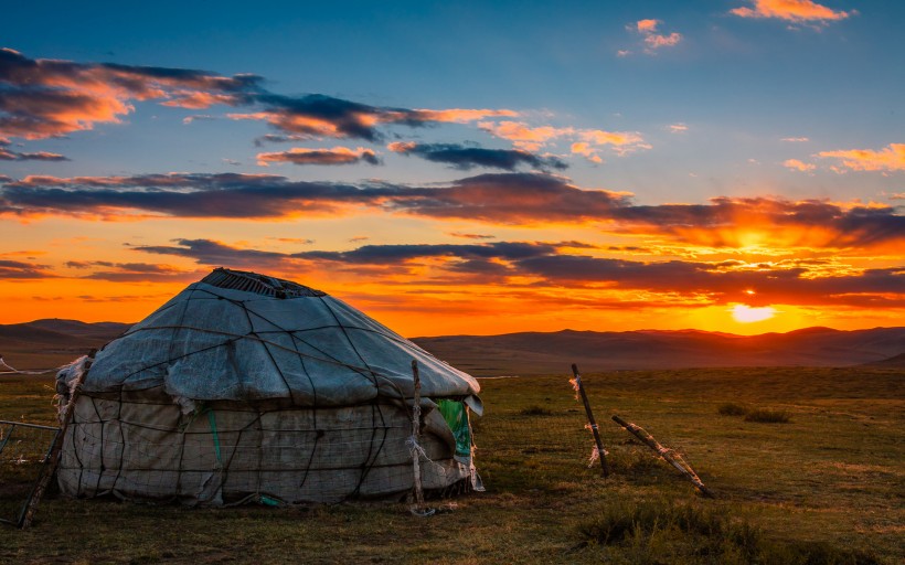 点击大图看下一张：内蒙古贡格尔草原日落晚霞唯美风景图片