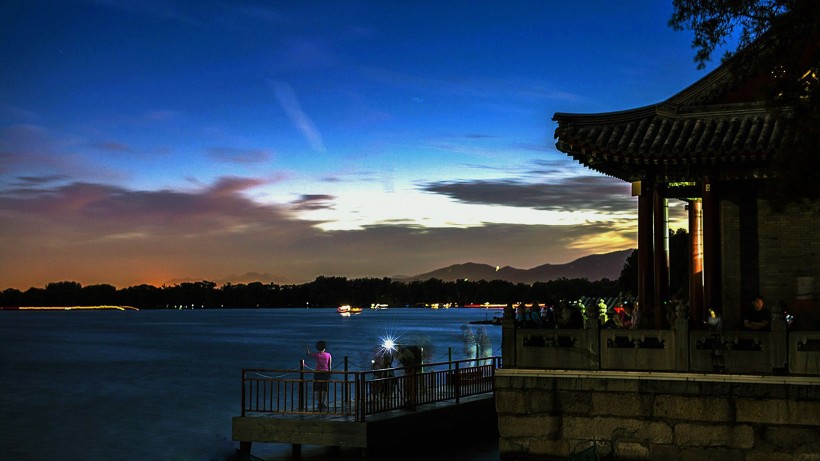 点击大图看下一张：北京颐和园昆明湖风景图片