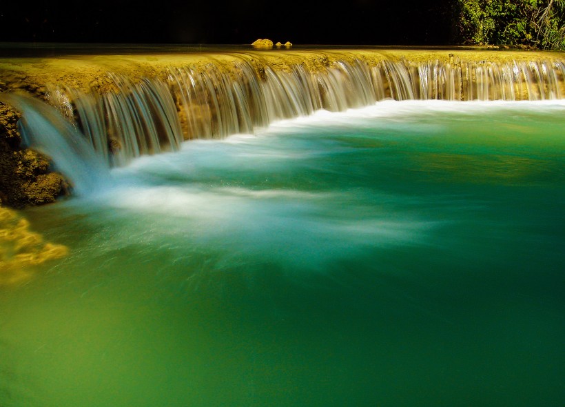 点击大图看下一张：老挝琅勃拉邦光西瀑布图片